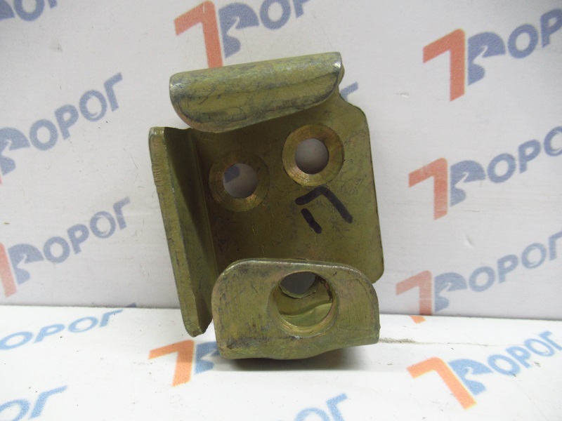 Скоба к замку двери правая 4331-6105378 АМО ЗИЛ  